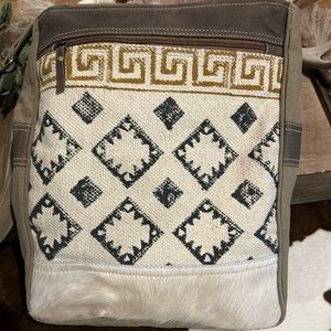 LAST ONE!!📢❤️📢❤️New from our boutique, the Mary crossbody messenger bag.